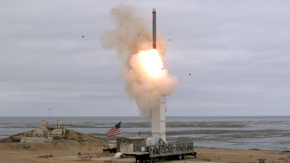 Após saída de acordo com a Rússia, EUA testam novo míssil de médio alcance EUA testam um míssil de médio alcance a partir de um lançador terrestre na Califórnia, 18 de agosto de 2019