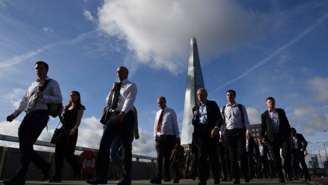 Pessoas caminham pela London Bridge, Londres, em 5 de junho de 2017