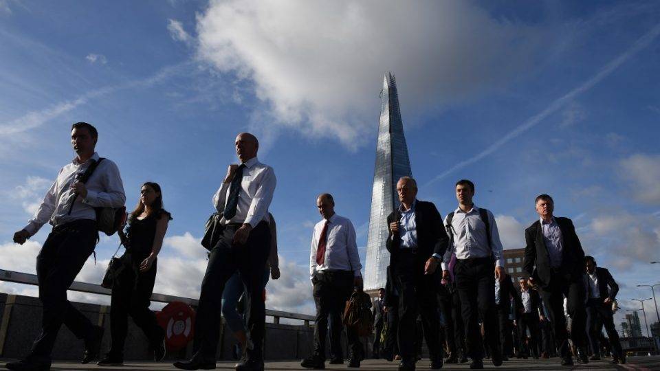 Pessoas caminham pela London Bridge, Londres, em 5 de junho de 2017