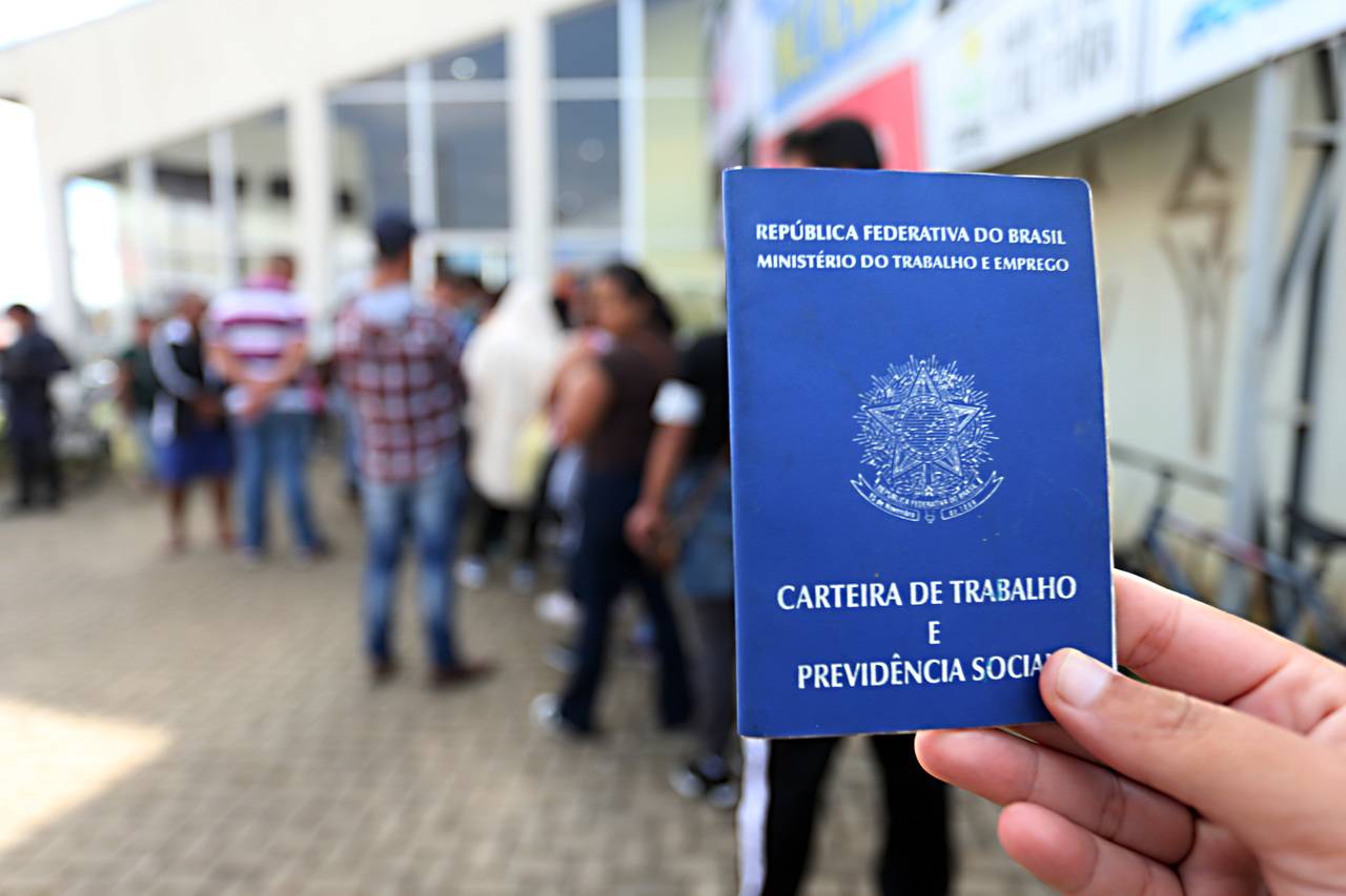 Fila de trabalhadores em busca de trabalho