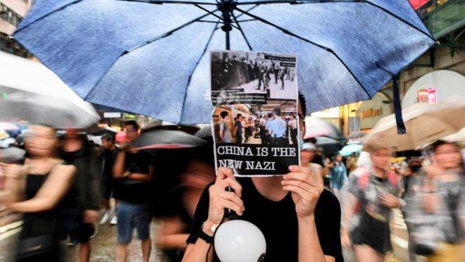 Manifestantes participam de marcha em Hong Kong em 18 de agosto de 2019, o mais recente de protestos que começaram como oposição a uma lei de extradição e se transformaram em um pedido mais amplo por direitos democráticos na cidade semi-autônoma