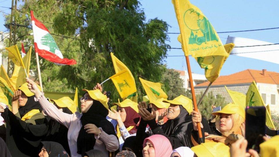 Mulheres apoiadoras do movimento militante xiita libanês Hezbollah agitam bandeiras do grupo em uma comemoração aos 13 anos do fim da guerra com Israel em 2006, na cidade do sul do Líbano Bint Jbeil, 16 de agosto de 2019