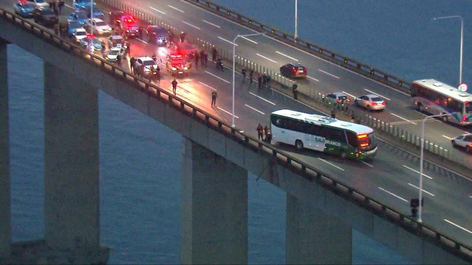 Homem armado sequestra ônibus e faz reféns na Ponte Rio-Niterói sequestro-onibus-ponte-rio-niteroi