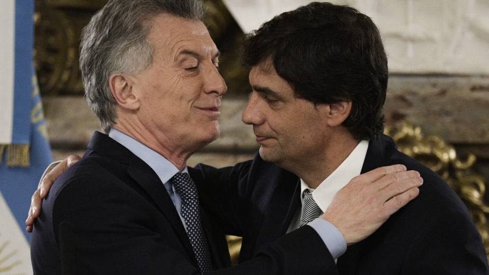 O Presidente da Argentina, Mauricio Macri, parabeniza o recém-nomeado Ministro das Finanças argentino, Hernan Lacunza