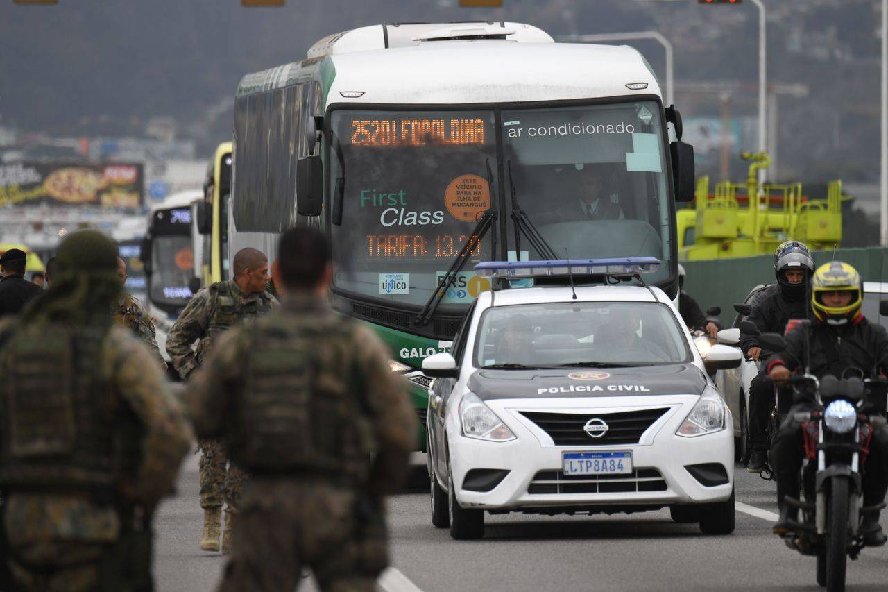 Ônibus cercados por policiais no início da manhã. (Mauro Pimentel/AFP) Ônibus cercados por policiais no início da manhã. (Mauro Pimentel/AFP)