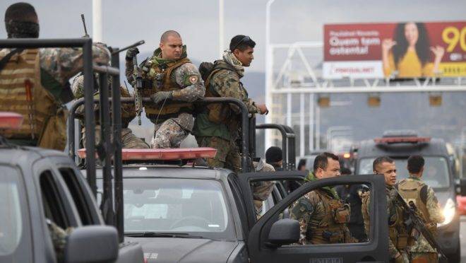 Policiais na ponte Rio-Niterói.