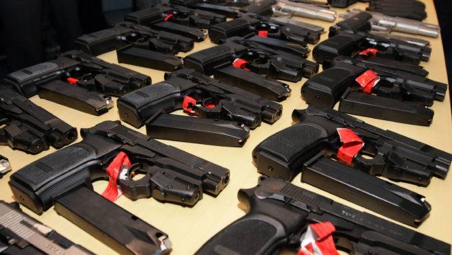 Apreensão de armas em Foz do Iguaçu que seriam direcionadas ao PCC, em imagem de arquivo.