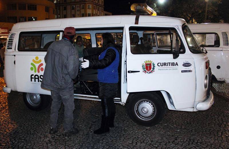 Queda de temperatura gera recorde de atendimentos a moradores de rua em Curitiba FAS de Curitiba abriga moradores de rua