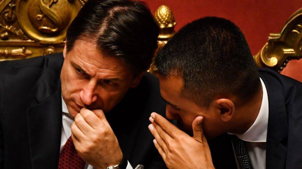 Primeiro-ministro da Itália renuncia: três cenários para o desfecho da crise política O primeiro-ministro da Itália, Giuseppe Conte (à esquerda) fala com o vice-primeiro-ministro e ministro do Desenvolvimento Econômico, Trabalho e Políticas Sociais, Luigi Di Maio, após fazer um discurso no Senado Italiano, em Roma, 20 de agosto de 2019, em meio a uma crise política no país