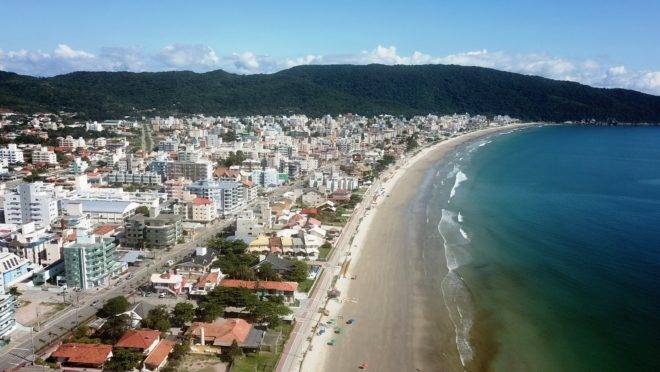 Um dos municípios com edital aberto é Bombinhas, com 98 vagas imediatas