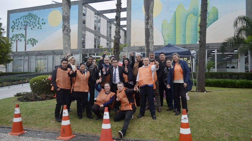 Após protesto de taxistas, Greca assina decreto e motoristas de apps terão de se cadastrar na Urbs Motoristas acamparam em frente à prefeitura pedindo fiscalização em relação aos apps