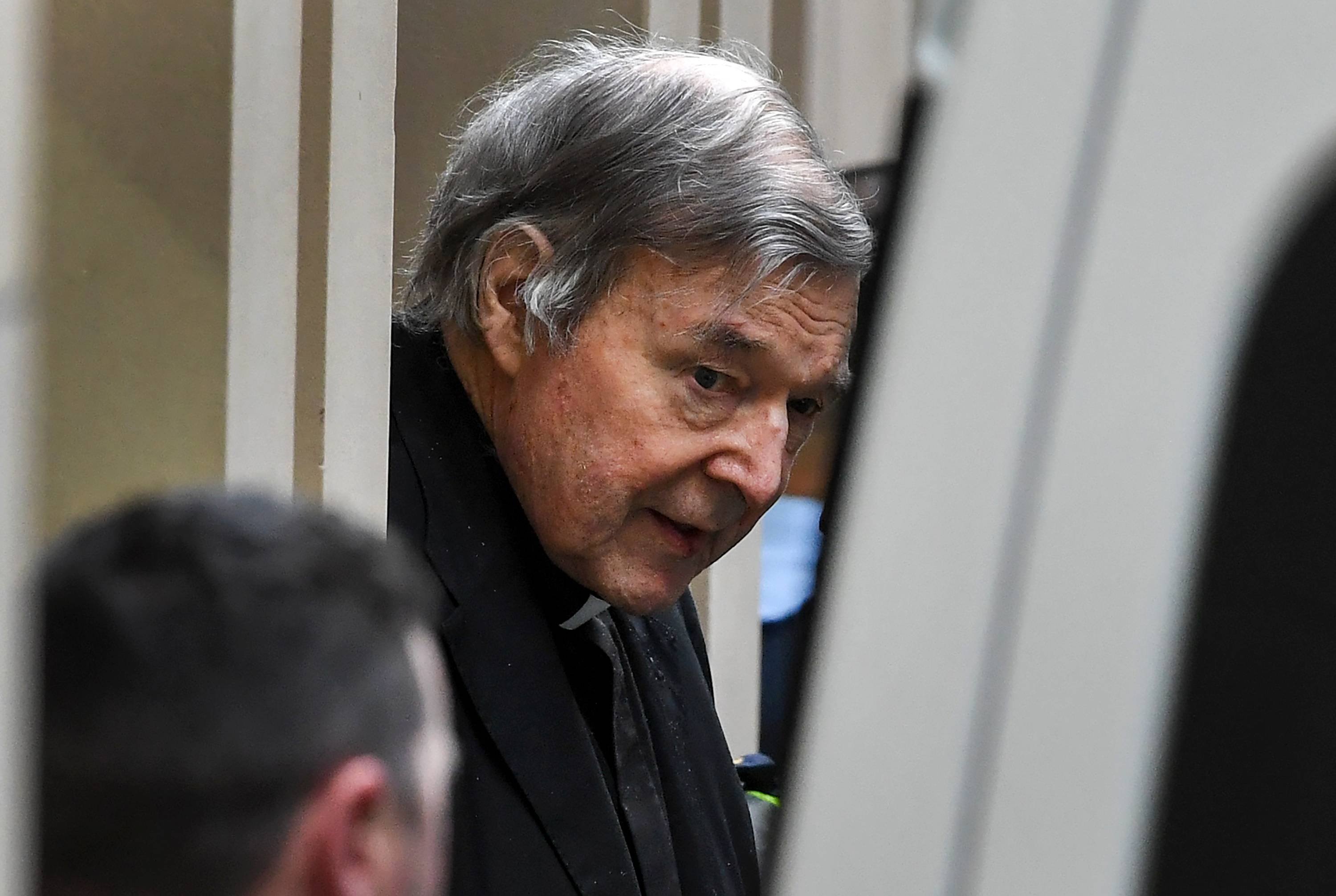 O cardeal australiano George Pell (C) é escoltado algemado pela Suprema Corte de Victoria em Melbourne em 21 de agosto de 2019.