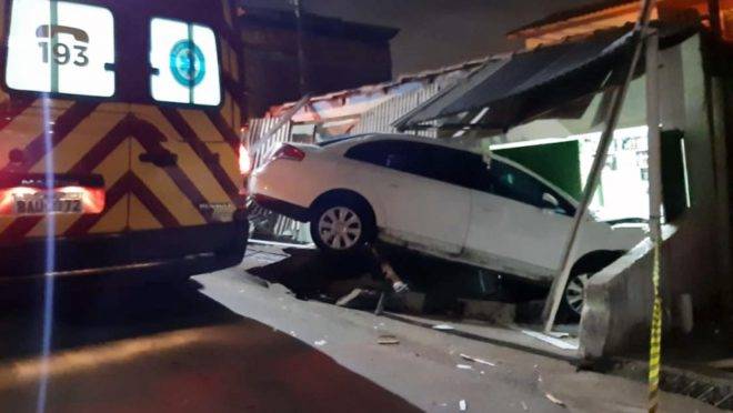 Carro avançou para dentro do bar no bairro Pilarzinho.