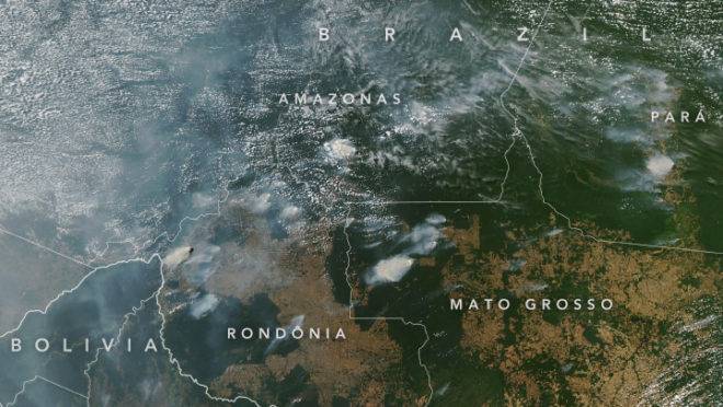 Imagens de satélite mostram incêndios florestais na América do Sul: só as cinzas de um vulcão seriam capazes de escurecer o céu de São Paulo.