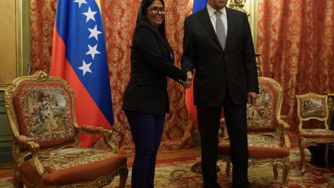 Vice-presidente chavista da Venezuela, Delcy Rodríguez, é recebida pelo ministro das Relações Exteriores da Rússia, Sergei Lavrov