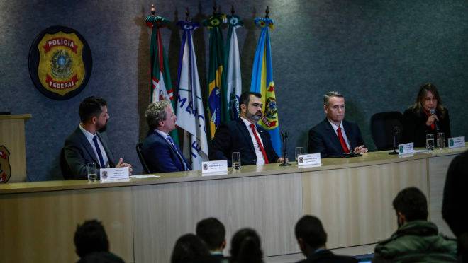 Coletiva sobre a 63ª fase da Operação Lava Jato. Da esquerda para direita: Thiago Giavarotti (delegado da PF), Sérgio Busato (delegado regional executivo), Luciano Flores (superintendente PF-PR) e os procuradores do MPF Antonio Welter e Laura Tessler.