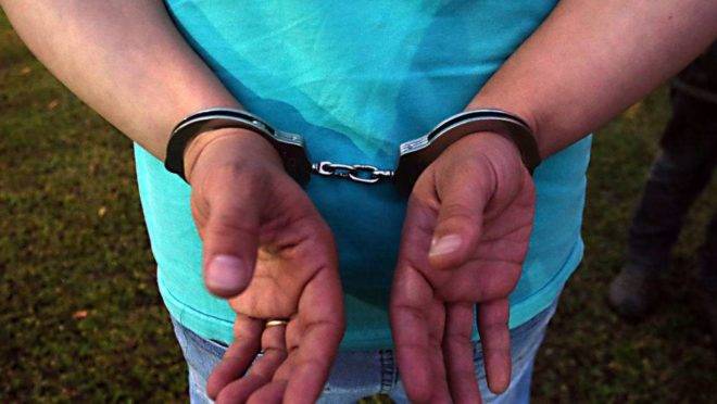 Curso da polícia civil do Paraná para jornalistas que trabalham em coberturas de risco – aula no estande de tiro da escola de polícia civil delegado Luis fernando Artigas – tiros com pistola – escopeta – arma de choque Taser – pistola com descarga elétrica – Policiais do COPE fazendo demonstração de armas usadas nas operações especiais – granadas de efeito moral – gás de pimenta – gás lacrimogênio – lançadores de granadas – escopeta calibre 12 – algemas – abordagem de suspeitos –