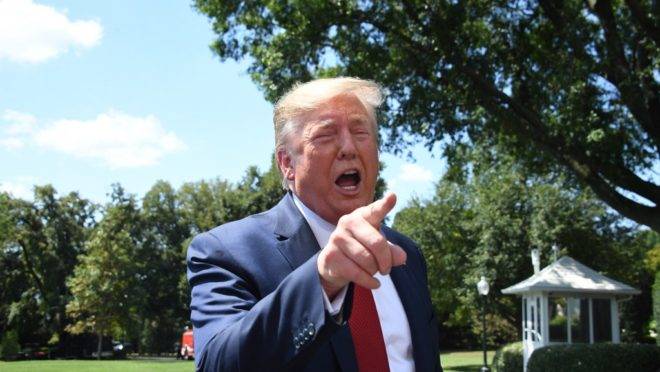 O presidente dos Estados Unidos, Donald Trump, fala com jornalistas ao deixar a Casa Branca, em Washington, para evento em Louisville, 21 de agosto de 2019