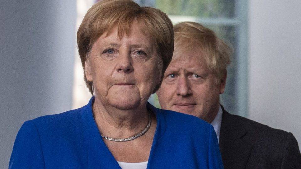 Alemanha: plano de Johnson para o Brexit é “passo importante” A chanceler alemã, Angela Merkel, e o primeiro-ministro do Reino Unido, Boris Johnson, chegam para uma coletiva de imprensa na chancelaria, em Berlim, 21 de agosto de 2019. A visita de Johnson a Berlim dá início a uma maratona de conversas tensas com líderes europeus em meio à ameaça de um caótico Brexit sem acordo