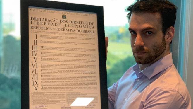 Lorenzon exibe o texto original da MP da Liberdade Econômica, que foi aprovada com modificações pelo Congresso.