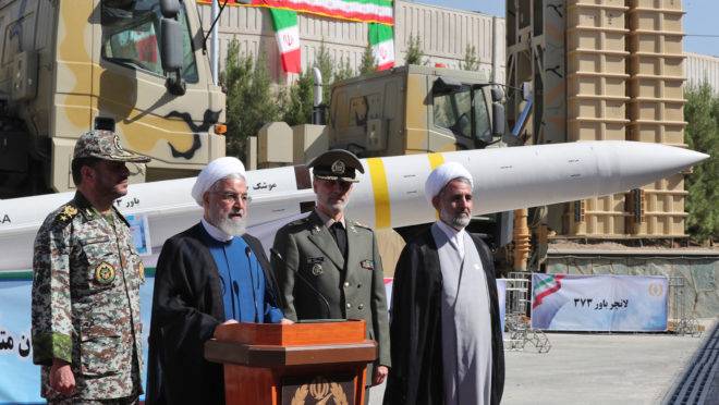Presidente Hassan Rouhani participa da cerimônia de anúncio do novo sistema antimísseis