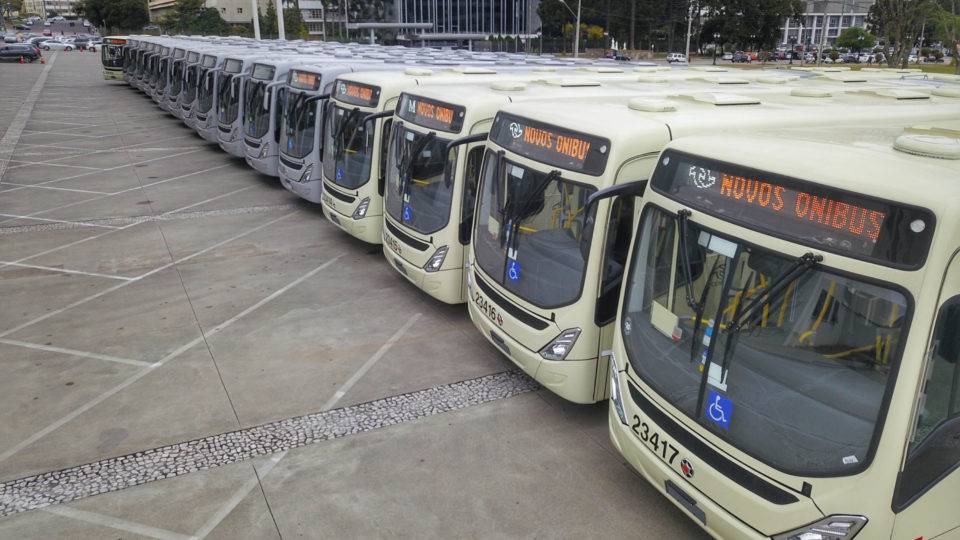 RMC ganha 17 novos ônibus para reforçar 3 linhas com ponto final em Curitiba Novos ônibus parados no estacionamento do Palácio Iguaçu