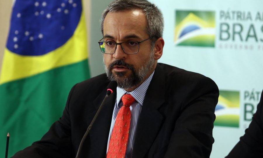 MEC anuncia criação de 679 novas bolsas de pós-graduação O ministro da Educação Abraham Weintraub.