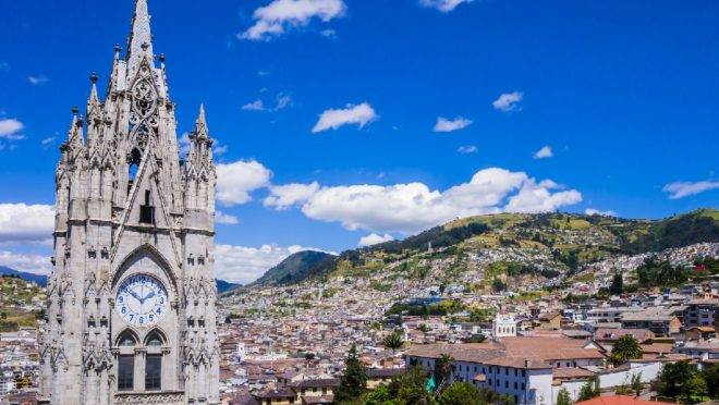 O Equador é um dos países que figuram na lista dos destinos mais baratos do mundo para viajar em 2019. Na foto, a capital Quito.