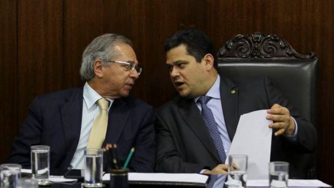 O ministro da Economia, Paulo Guedes, e o presidente do Senado,Davi Alcolumbre: votação em primeiro turno da reforma da Previdência será dia 24.