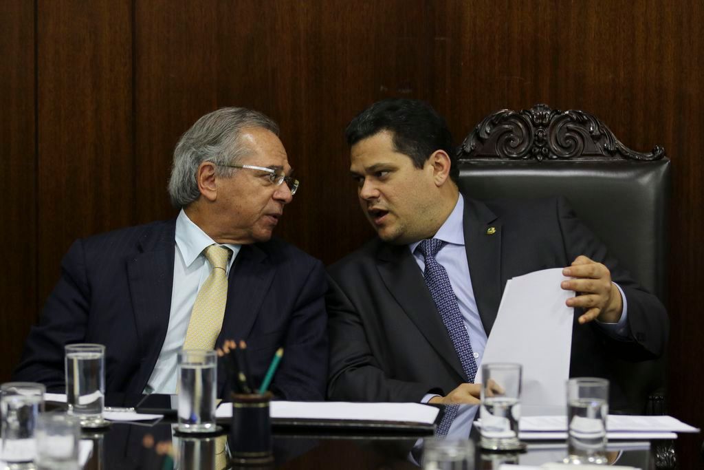 O ministro da Economia, Paulo Guedes, e o presidente do Senado,Davi Alcolumbre: votação em primeiro turno da reforma da Previdência será dia 24.
