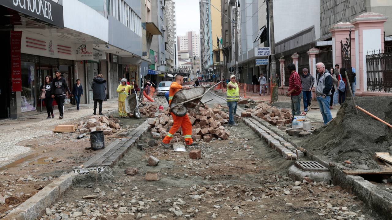 Revitalização da rua Voluntários da Pátria fez o movimento de clientes despencar no comércio.