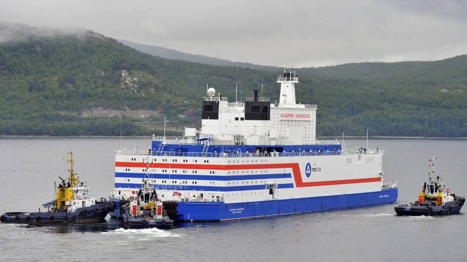 Unidade de energia flutuante Akademik Lomonosov sendo rebocada do porto ártico de Murmansk, noroeste da Rússia