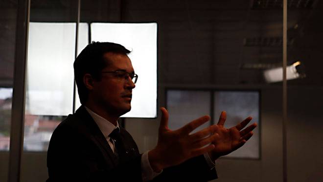 Procurador Deltan Dallagnol, chefe da força-tarefa da Lava Jato em Curitiba, durante entrevista no estúdio do jornal Gazeta do Povo