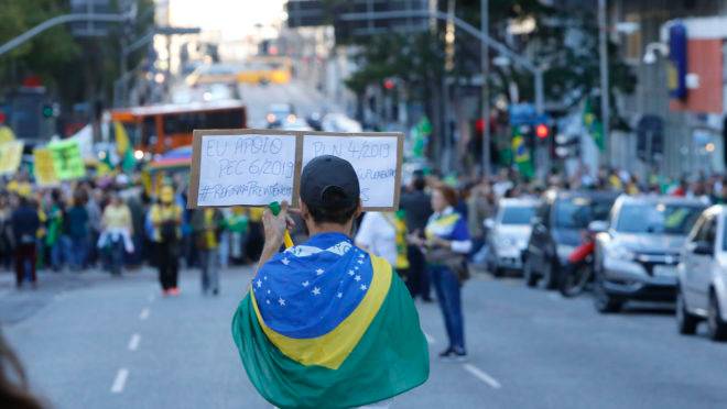 Manifestantes protestam em frente a praça Santos Andrade em apoio ao Governo Bolsonaro; Curitiba (Brasil).