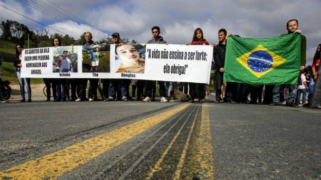 A beira da rodovia foram colocadas 250 cruzes representando os falecidos.