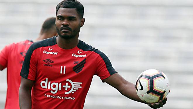 Nikão teria proposta dos Emirados Árabes para deixar o Athletico.