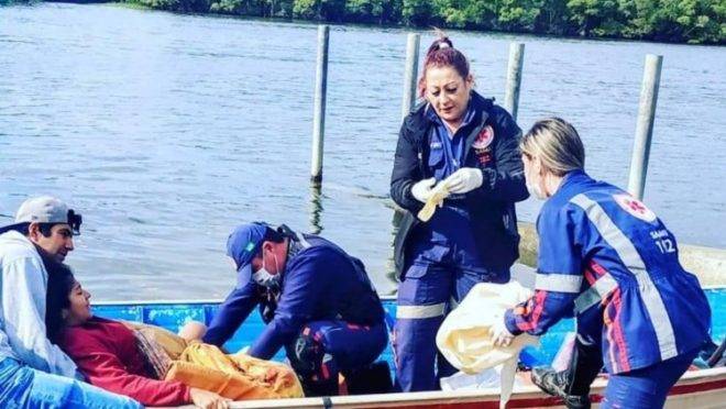 Atendimento dos socorristas no barco