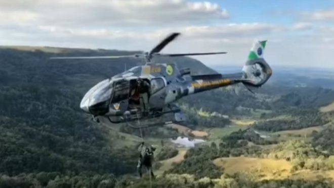 Ferida, a mulher foi mulher foi socorrida de helicóptero pelo Batalhão de Operações Aéreas da Polícia Militar. Foto: Reprodução/Facebook