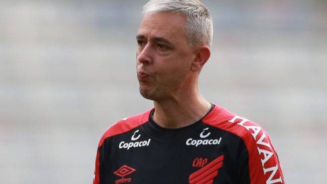 Tiago Nunes durante treino do Athletico.