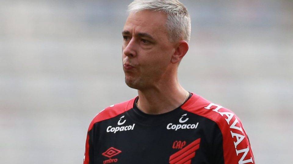 Tiago Nunes durante treino do Athletico.