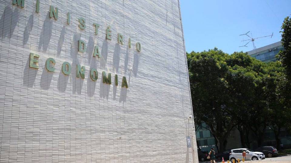 Secretário de Fazenda sinaliza que governo vai bloquear recursos do Orçamento diante da crise ministério da economia