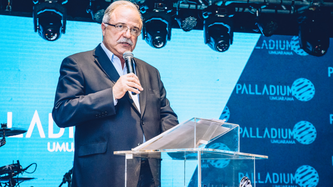 Aníbal Tacla, diretor do Grupo Tacla, apresentou o empreendimento para empresários de Umuarama e região. O Grupo possui 8 shoppings nos estados do Paraná, Santa Catarina e São Paulo.