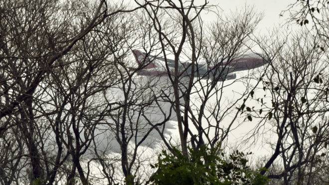Um avião Super Tanque joga água para combater incêndios florestais no leste da Bolívia