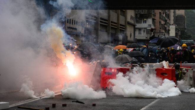 Polícia dispara gás lacrimogêneo em Hong Kong