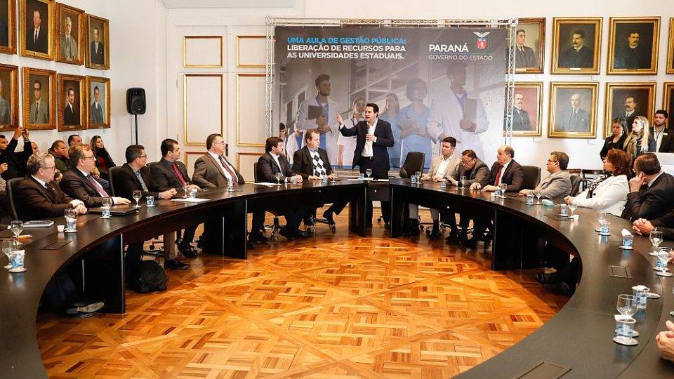 Governo sela paz com universidades estaduais e libera R$ 130 milhões Ratinho se reúne com representantes das universidades estaduais