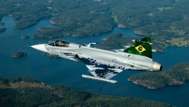 O primeiro caça brasileiro Gripen E voou pela primeira vez na Suécia, nesta segunda (26). A aeronave foi construída por engenheiros da empresa sueca Saab e da brasileira, Embraer.