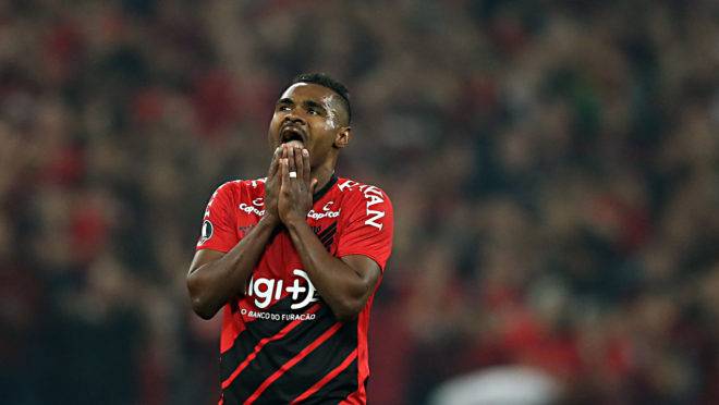 Nikão aguarda uma proposta para realizar o sonho de jogar no exterior