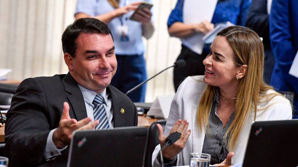 Suicídio por Policial: Flávio Bolsonaro