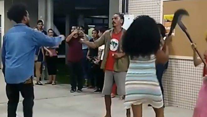 Imagem de evento na faculdade de Pedagogia da UFPA: integrantes do MST com foices e facões.