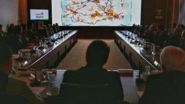 Governador Ratinho Junior analisa mapa com os novos trechos pedagiados do Paraná.